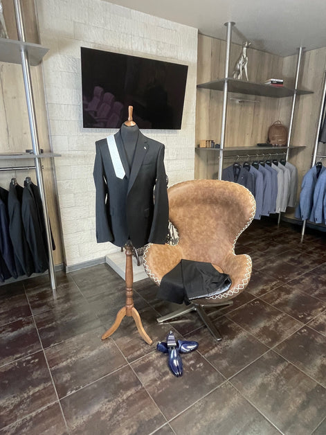 Мъжки черен костюм – премиум качество и безупречен стил К2