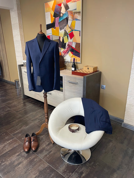 Мъжки тъмносин костюм 100% вълна – елегантност и максимален комфорт К4